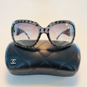Chanel Sunglasses vintage - like new w.case
